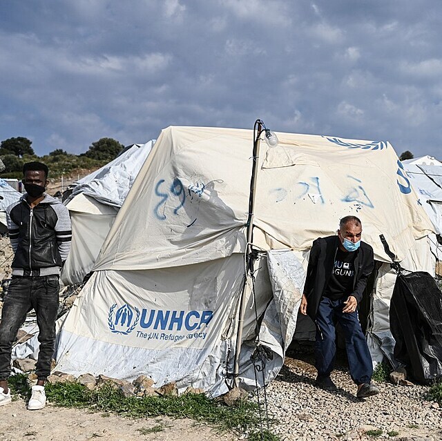 Migranti se v tboe Kara Tepe potkaj s tragickmi podmnkami.