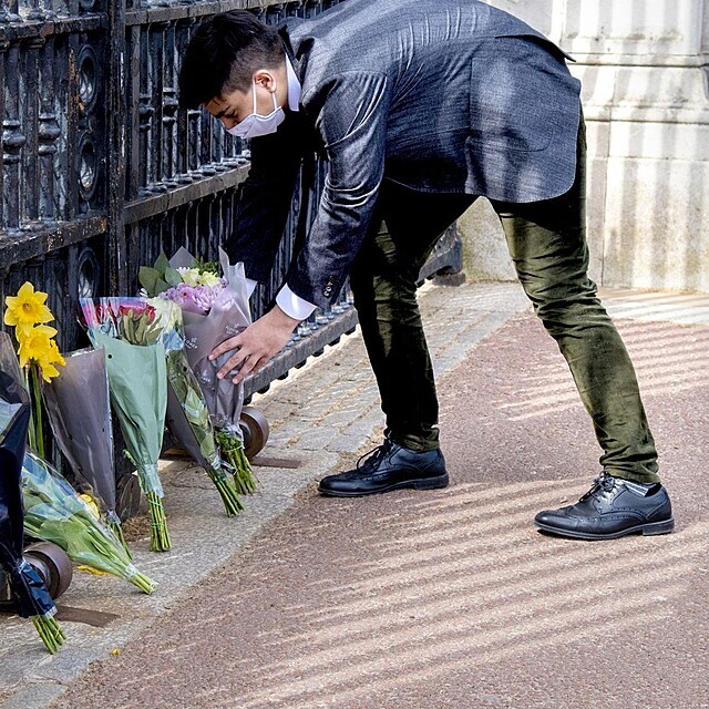 K Buckinghamsk�mu pal�ci po smrti prince Filipa proud� davy lid�.