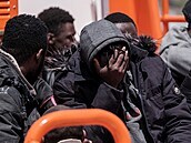 Migranti, kteí byli zachránni panlskou záchrannou organizací a pivezeni do...