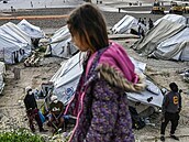 Migranti se v táboe Kara Tepe potýkají s tragickými podmínkami.