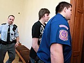 Michal Kisiov vchází do soudní sín.