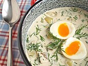 Uvaená vejce se náramn hodí i do polévka, teba do kulajdy.