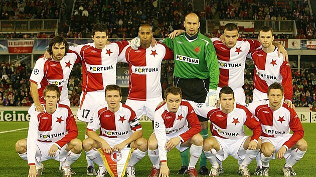 Slavia ped necelmi trncti lety vyvlila bod za remzu 0:0 proti slavnmu Arsenalu. V brance stl Michal Vorel.