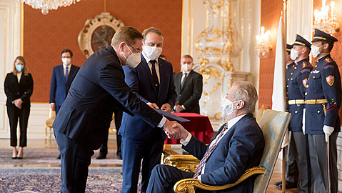 Milo Zeman kvli nemocným nohám zaal pouívat invalidní vozík.