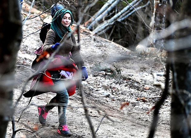 Uprchlice míří lesní cestou v Bosně k hranicím s Chorvatskem (Ilustrační foto).