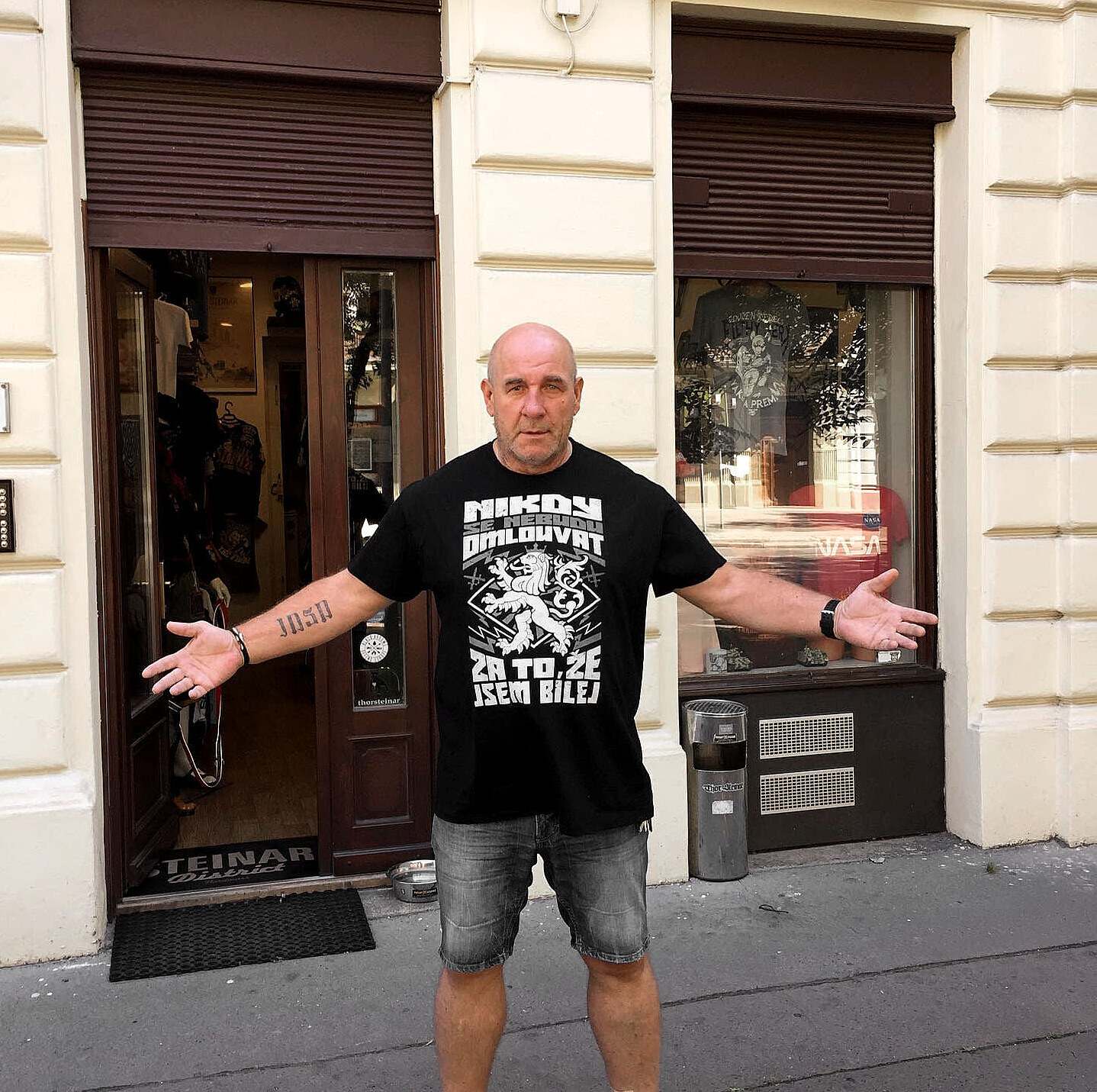 Český kaskadér v Hollywoodu začal provokovat: Martin Hub si oblékl  problematické tričko
