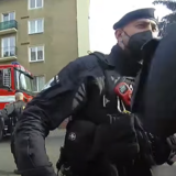Policisté zveřejnili drsné záběry ze zásahu u požáru v pražských Strašnicích.