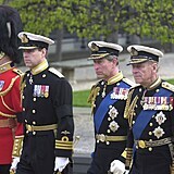 Královská rodina na pohřbu královny matky. Princové Andrew, Charles a Filip i...