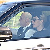Zara Tindall, královnina vnučka, s manželem Mikem, přijíždějí na Windsor.