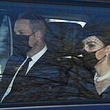 Princ William s vévodkyní Kate přijíždějí na hrad Windsor.