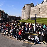Několik stovek lidí výzev policie neuposlechlo a pohřeb prince Filipa sledovali...