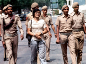 Takto ho vedla indická policie v roc 1975.