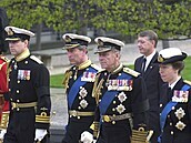 Královská rodina na pohbu královny matky. Princové Andrew, Charles a Filip i...