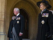 Princ Charles a princezna Anne. Tito dva potomci dávali na pohřbu prince Filipa...