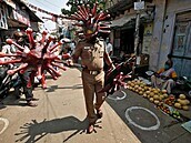 Policista vysvtluje Indm, jaká opatení mají dodrovat jako prevenci penosu...