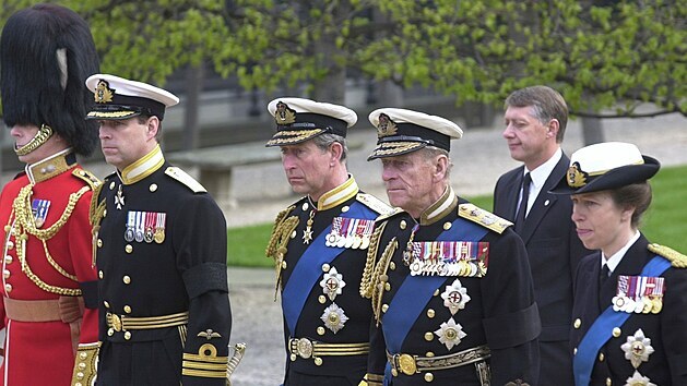 Krlovsk rodina na pohbu krlovny matky. Princov Andrew, Charles a Filip i princezna Anna byli ve vojenskch uniformch.