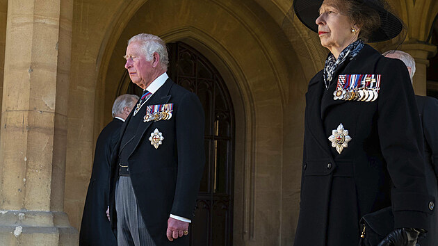 Princ Charles a princezna Anne. Tito dva potomci dávali na pohbu prince Filipa...