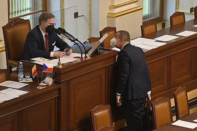 Premiér Andrej Babi (vpravo) a místopedseda dolní parlamentní komory Petr...