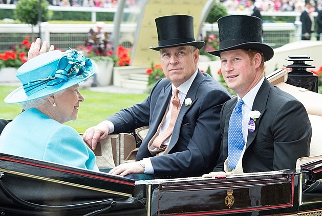 Královna Alžběta a potomci „odpadlíci“. Princ Andrew a Harry.