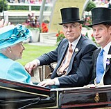 Královna Alžběta a potomci „odpadlíci“. Princ Andrew a Harry.