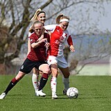 Vyhrocené ženské derby vyhrály fotbalistky pražské Slavie 2:0.