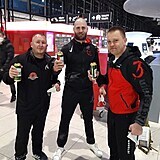 Předzápasový rituál v podobě piva na letišti s trenéry.