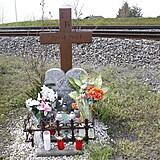 Oficiální pomníček, který nechal Rychtář u kolejí postavit.