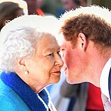 Princ Harry si něco lišácky šeptá s královnou na královském květinovém...