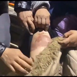 Migrant ukazuje poplenou nohu.