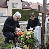 Josef Rychtář zapálil Ivetě Bartošové svíčku.