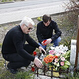 Josef Rychtář zapálil Ivetě Bartošové svíčku.