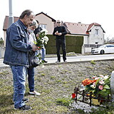 Pomník Ivety Bartošové v den 7. výročí její smrti.