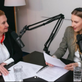 Eva Holubov s dcerou Karolnou v podcastu Vichy probr menopauzu.