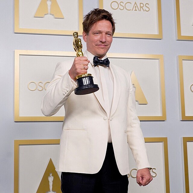 Re�is�r Thomas Vinterberg dr�� v ruce Oscara za sn�mek Chlast, stal se nejlep��m zahrani�n�m sn�mkem roku.