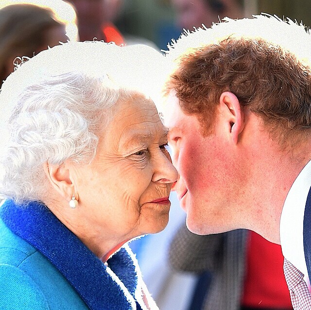 Princ Harry si něco lišácky šeptá s královnou na královském květinovém...
