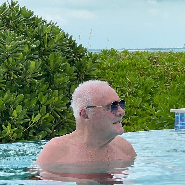 Anthony Hopkins bav� �asto fanou�ky na soci�ln�ch s�t�ch Instagram a TikTok sv�mi tane�ky i vtipn�mi videi.