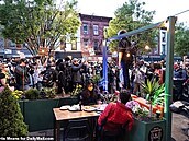 Píznivci hnutí BLM obtovali hosty newyorské restaurace.
