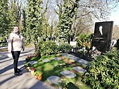 Dominika Gottová u hrobu svého tatínka, který byl jejím ivotním stylem velmi...