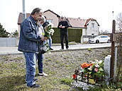 Pomník Ivety Bartoové v den 7. výroí její smrti.
