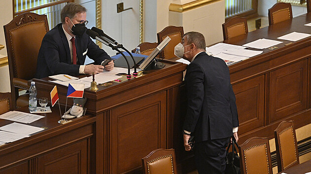 Premir Andrej Babi (vpravo) a mstopedseda doln parlamentn komory Petr Fiala na schzi Poslaneck snmovny, kter pokraovala 20. dubna 2021 v Praze.