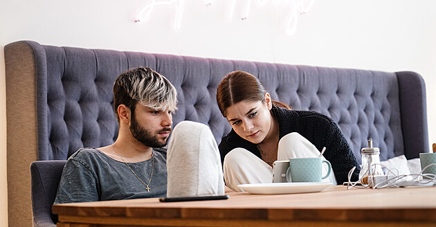 Zajímavé je, �e dva influence�i se obejdou i s jedním telefonem a neze�ílí.