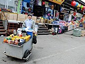 Do Sapy jezdí hodn lidí si koupit fejkové vci a dát si Kung-pao.