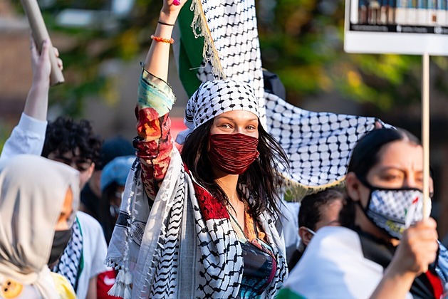 Bella Hadid na pochodu za osvobození Palestiny.