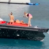 Ukrajinské modelky provokovaly nahé na jachtě v Turecku.