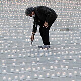 Tisíce svíček, které symbolizovaly oběti covidu-19, zapalovali zaměstnanci...