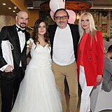 Marian Vojtko se svou partnerkou na svatbě Bohuše Matuše a jeho Lucinky.