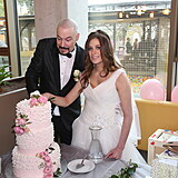 Bohuš a Lucinka krájeli svatební dort.