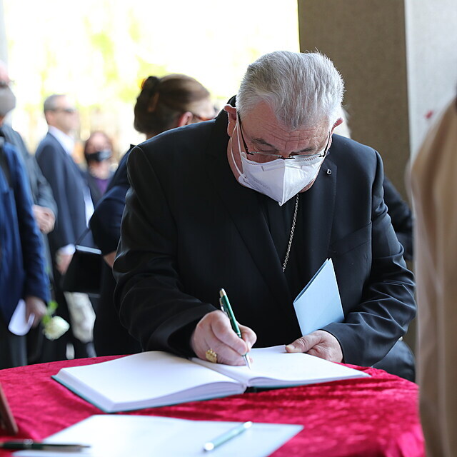 Kardinl Dominik Duka zanechal svou kondolenci v kondolenn knce.