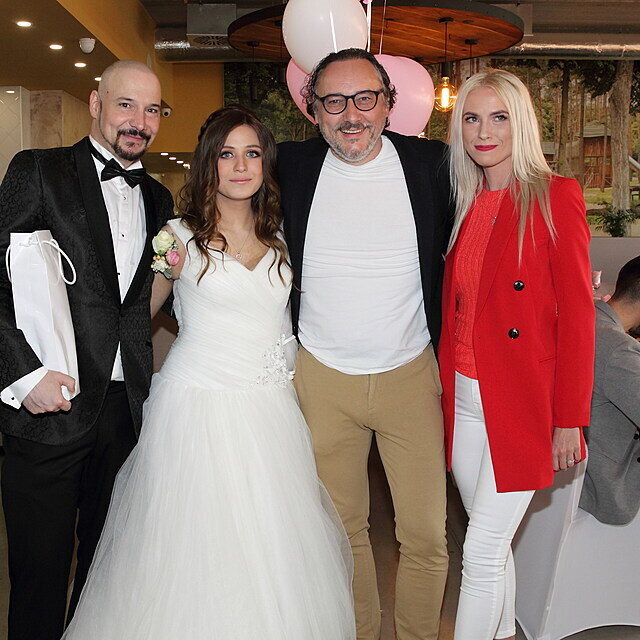 Marian Vojtko se svou partnerkou na svatb Bohue Matue a jeho Lucinky.