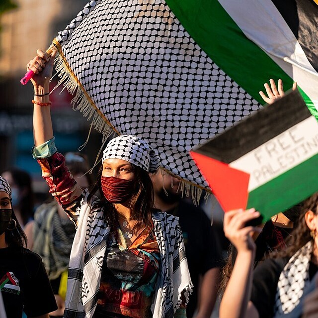 Bella Hadid na pochodu za osvobozen Palestiny.